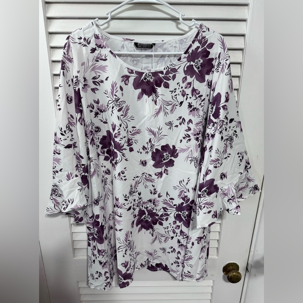 NWT 22-24 (3X) BloomChic white top with purple flowers.